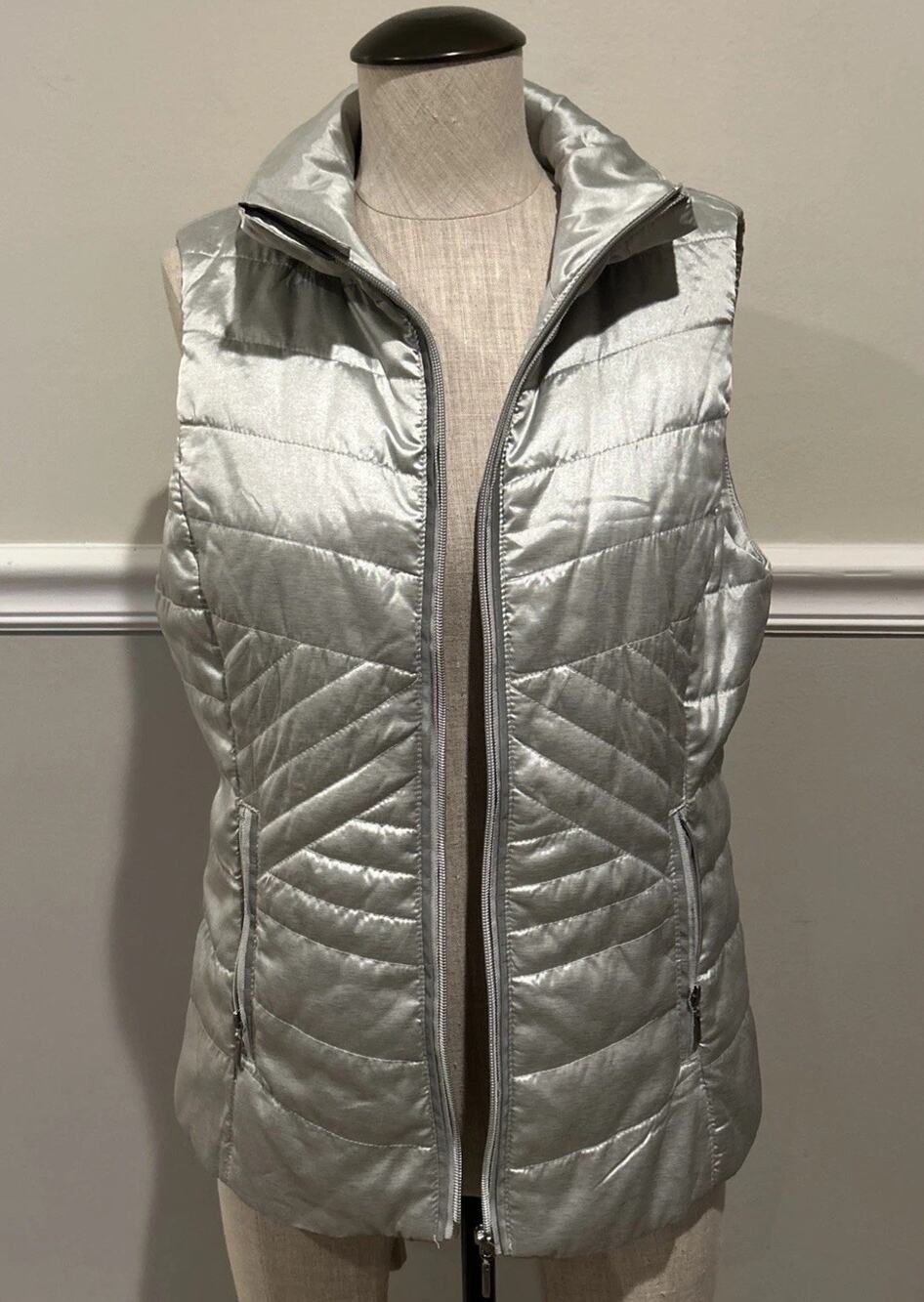 White House Black Market Silver Lightweight Puffer Vest Size Small
